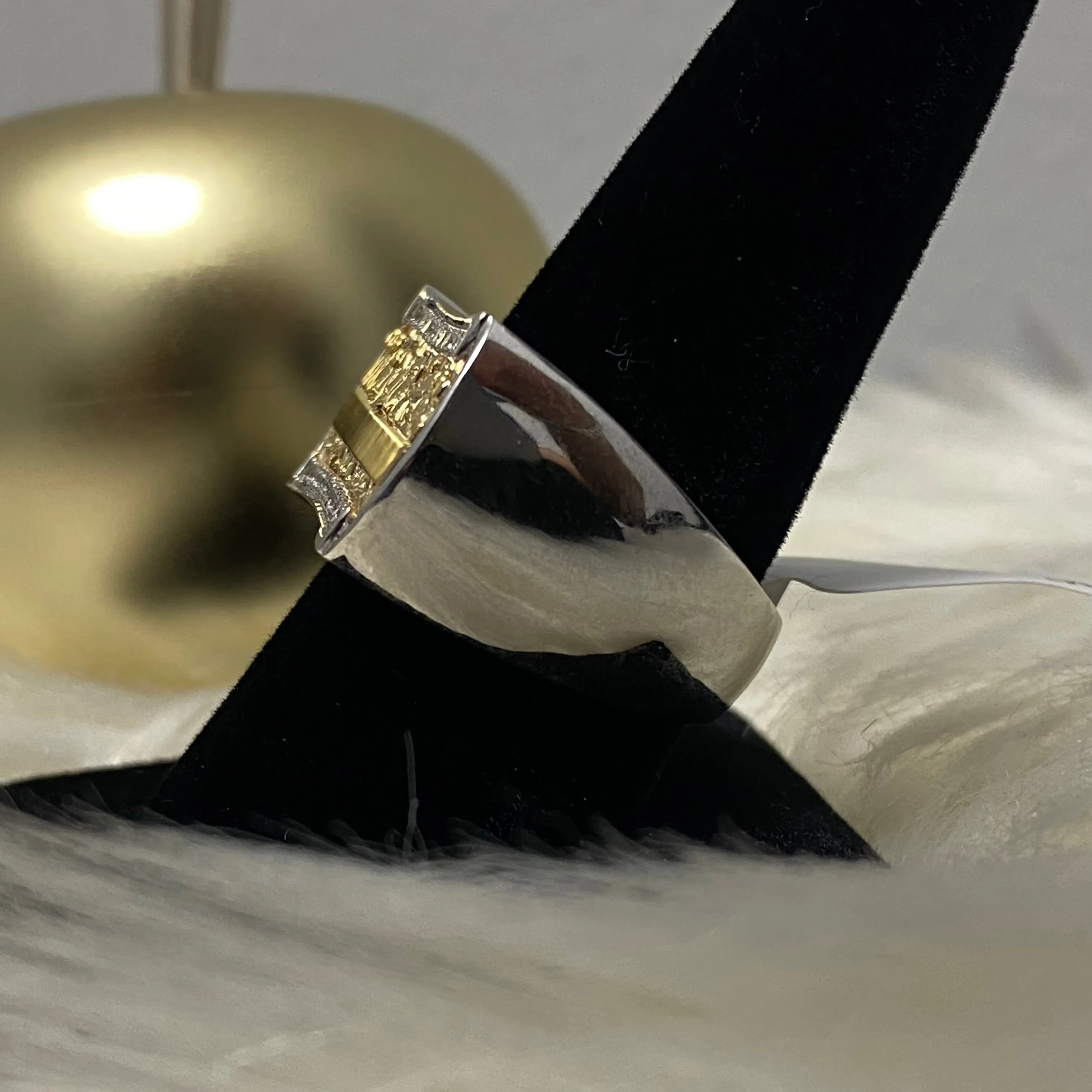 10K White-Yellow Gold Diamond Last Supper Ring 0.30Ct Dia / 8.5gr / Size 9