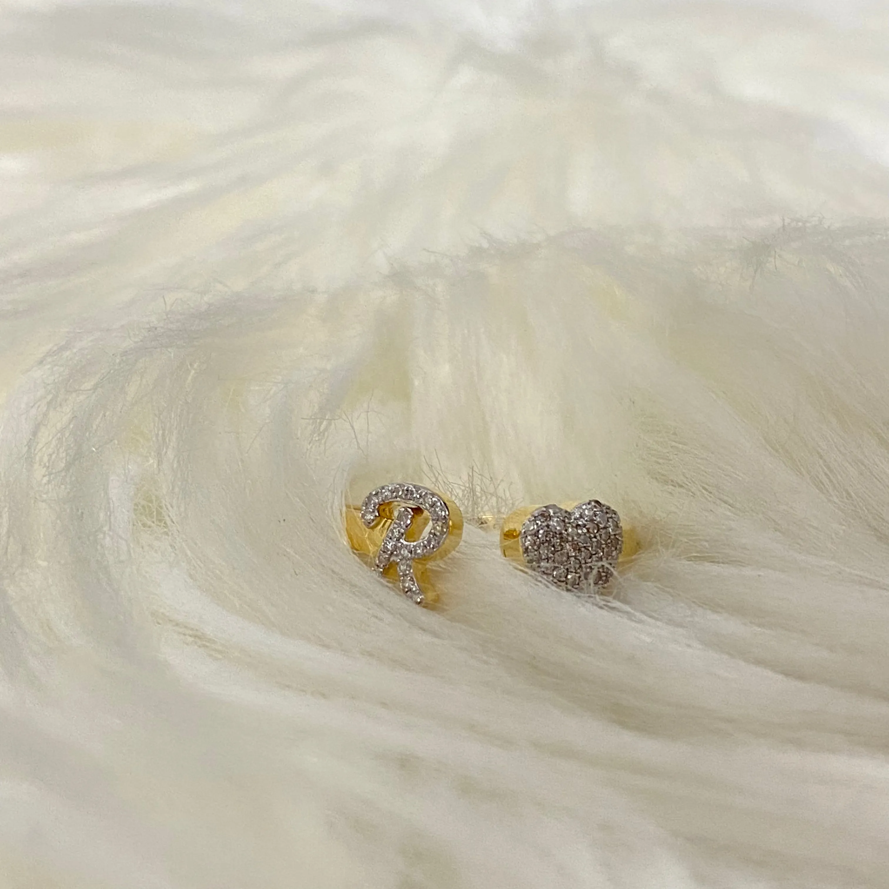 10K Yellow Gold Diamond Heart - Letter R Ring 0.18Ct Dia / 1.9gr / Size 6.5