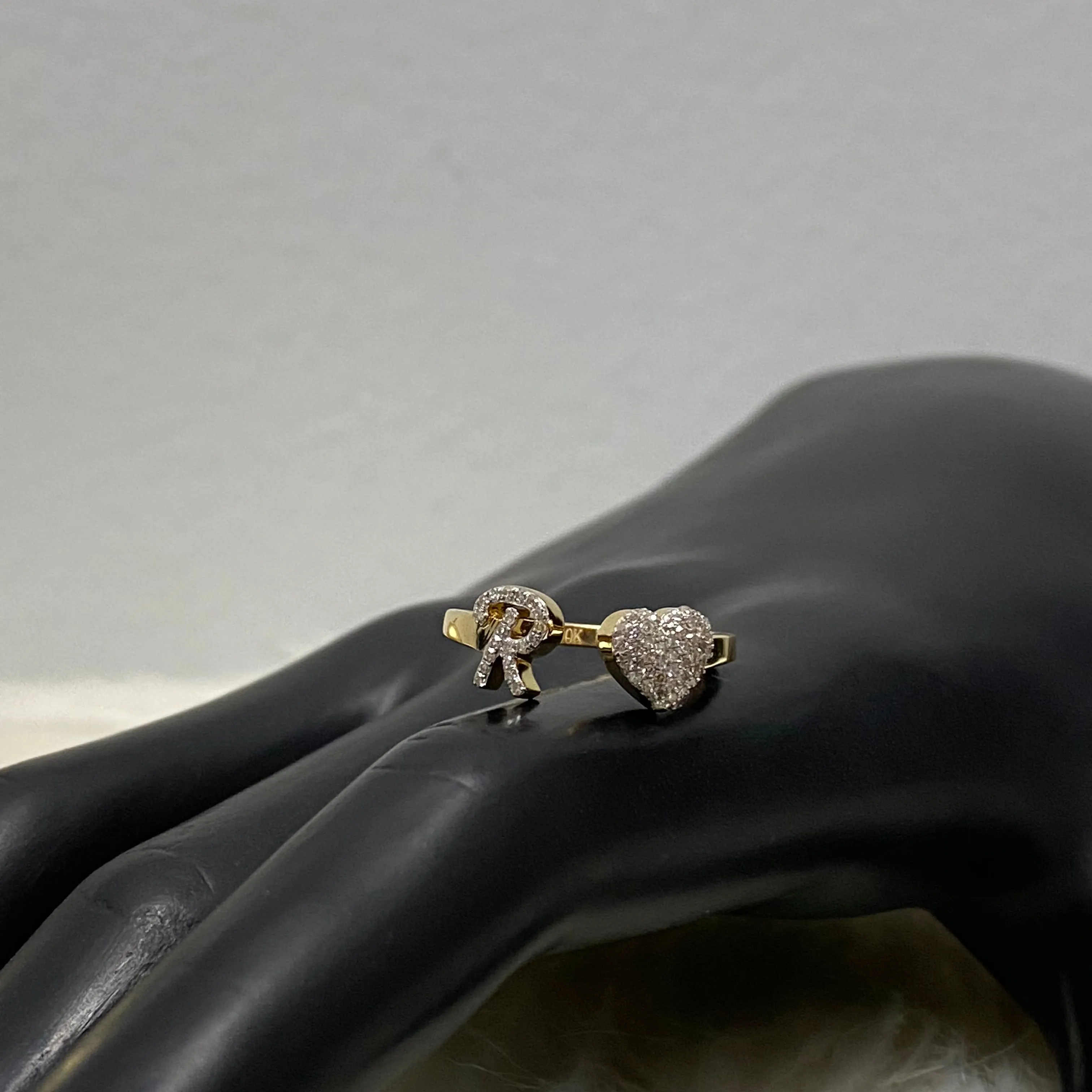 10K Yellow Gold Diamond Heart - Letter R Ring 0.18Ct Dia / 1.9gr / Size 6.5
