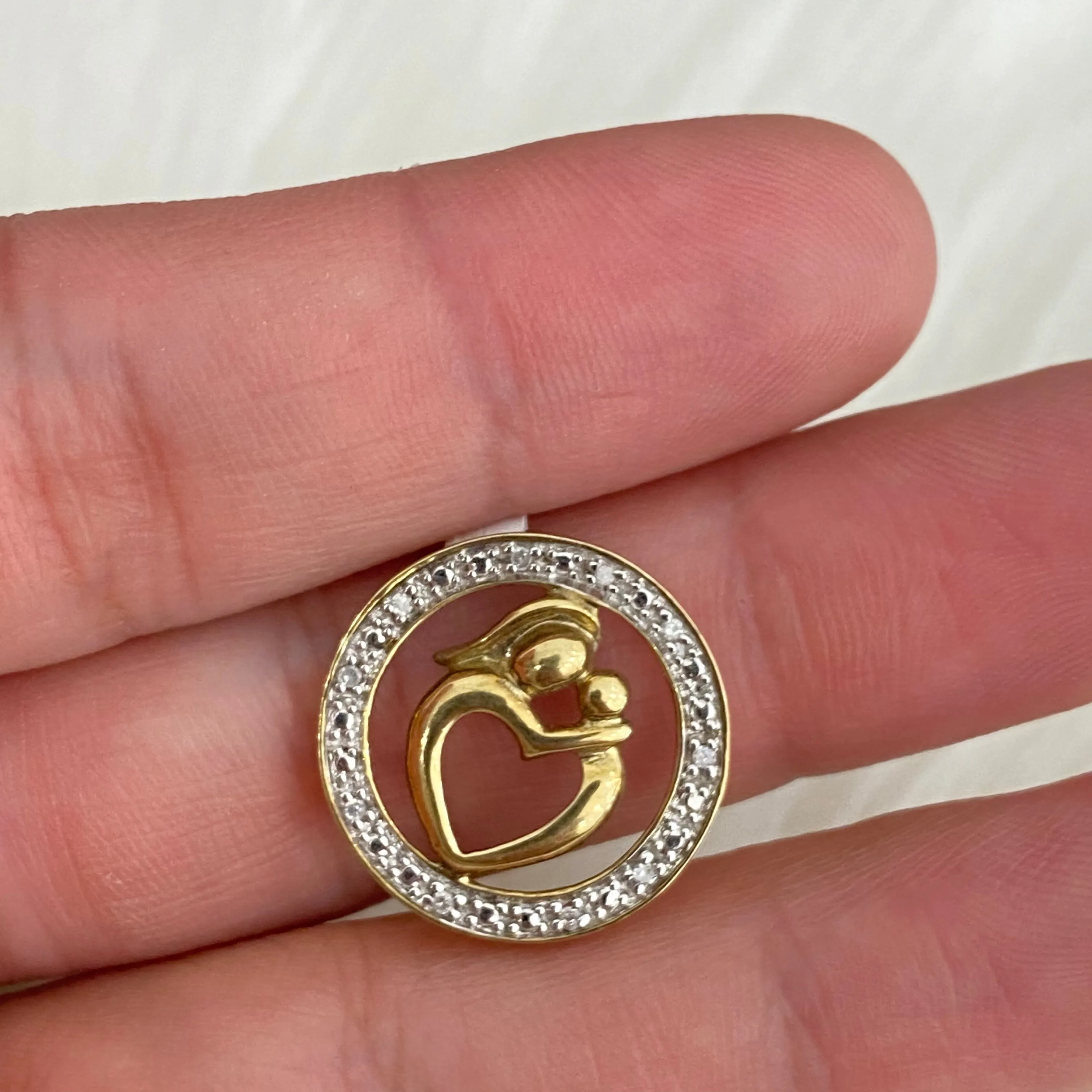 10K Yellow Gold Diamond Heart Pendant Ct Dia / 1.7gr