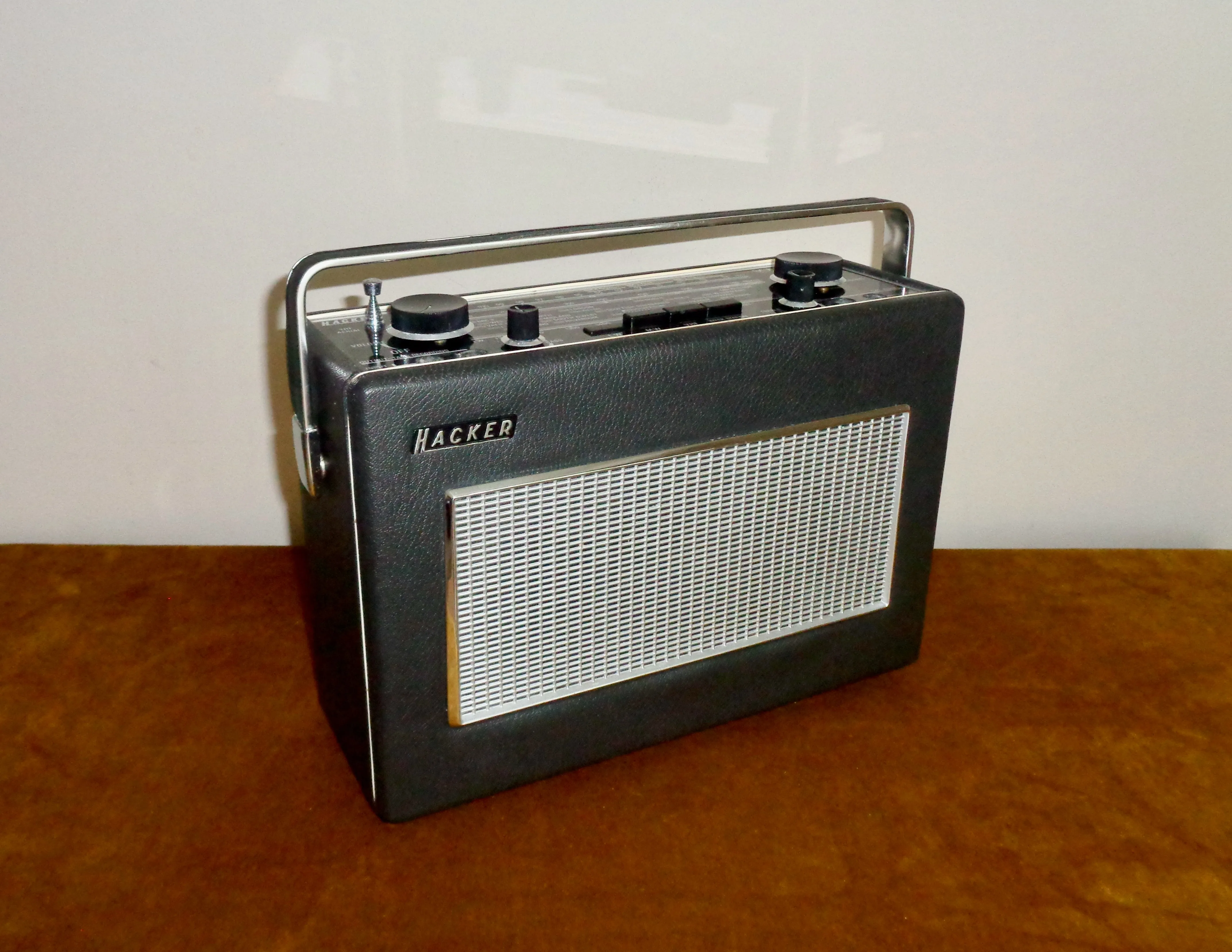 1970s Vintage Hacker Sovereign II RP25B VHF MW LW Radio