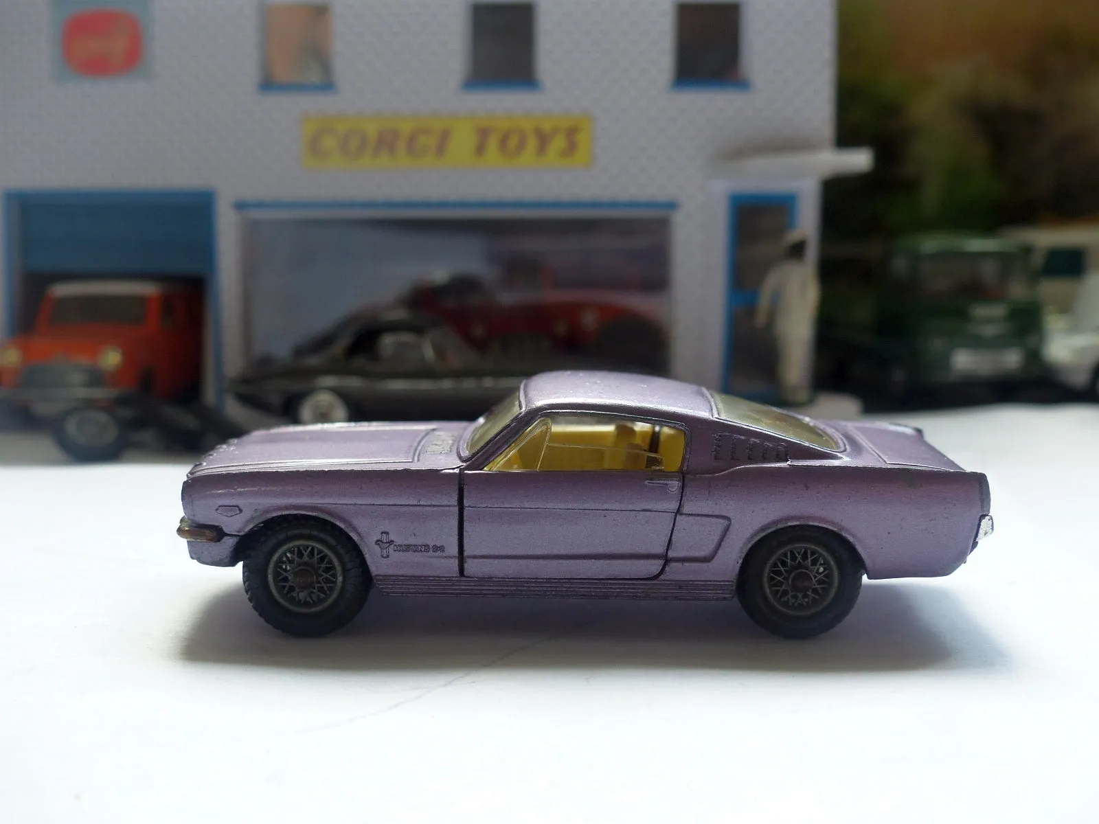 320 Ford Mustang 2 2 Fastback in lilac metallic (1)