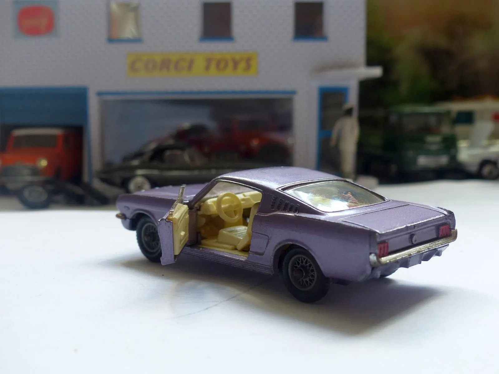 320 Ford Mustang 2 2 Fastback in lilac metallic (1)
