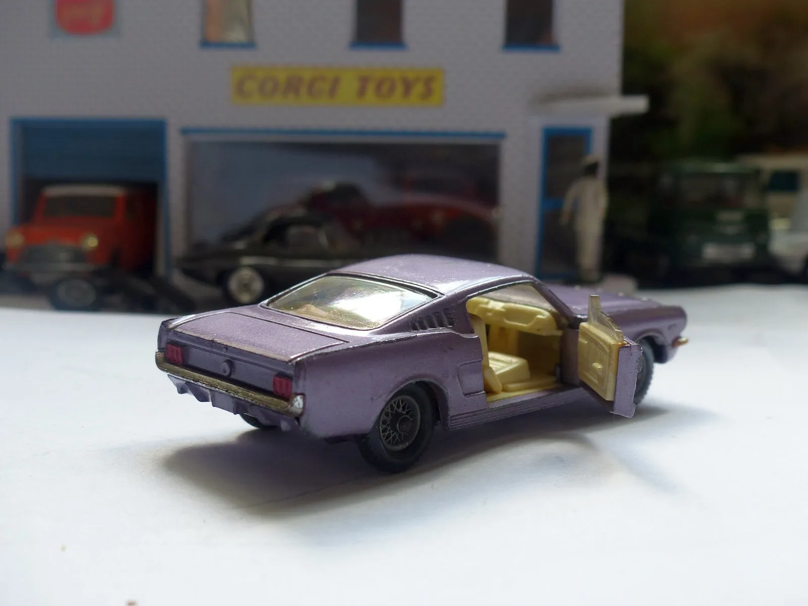 320 Ford Mustang 2 2 Fastback in lilac metallic (1)