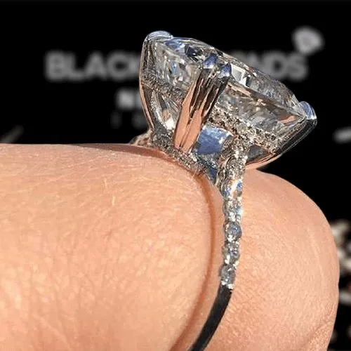 Gorgeous Oval Cut Diamond Engagement Ring