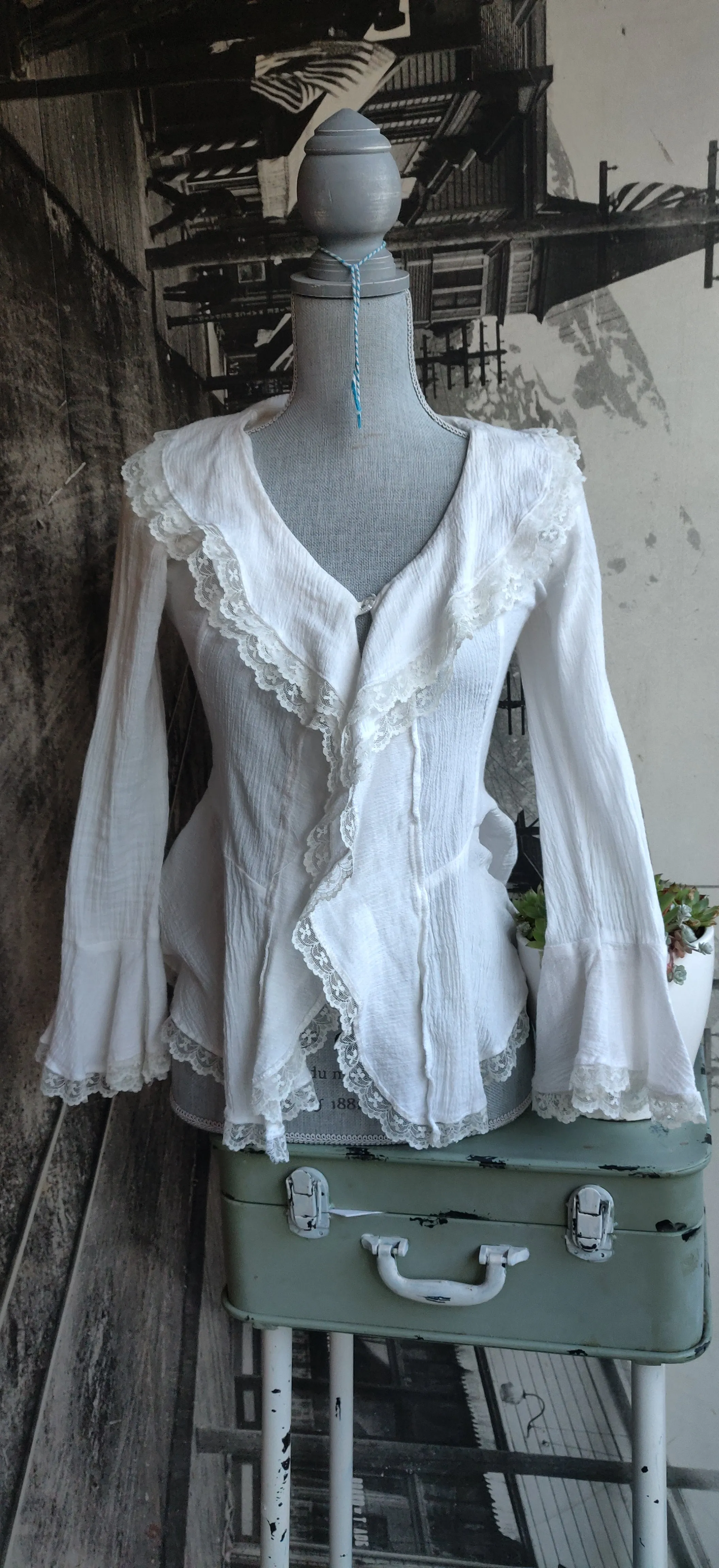 Gorgeous white ruffle and lace top;)