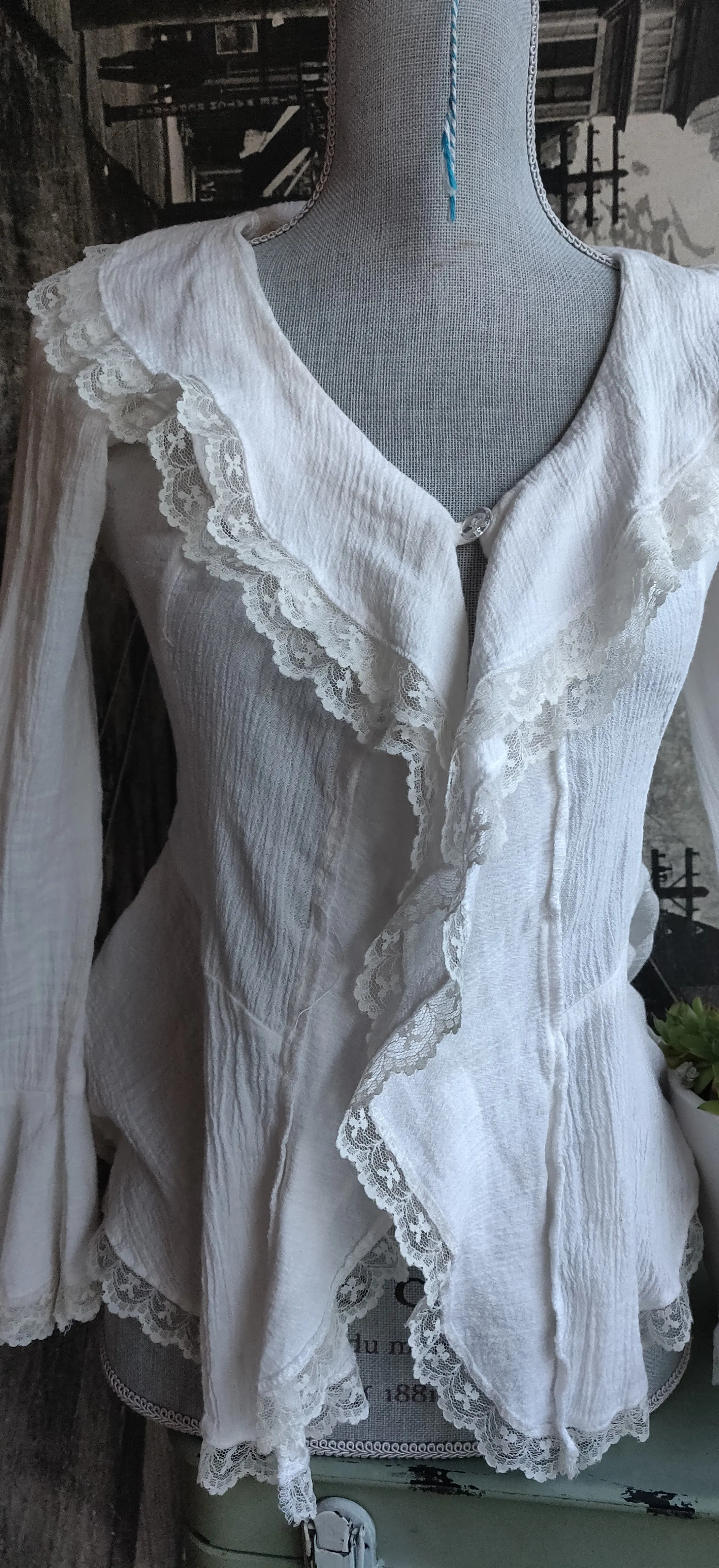 Gorgeous white ruffle and lace top;)
