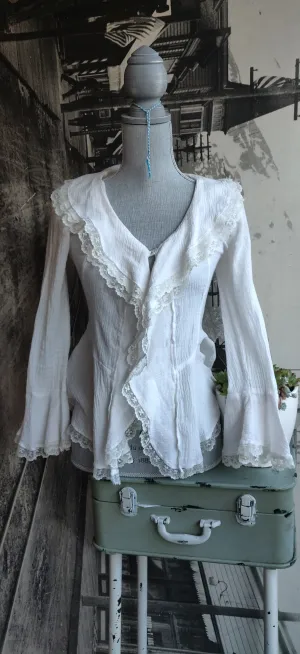 Gorgeous white ruffle and lace top;)