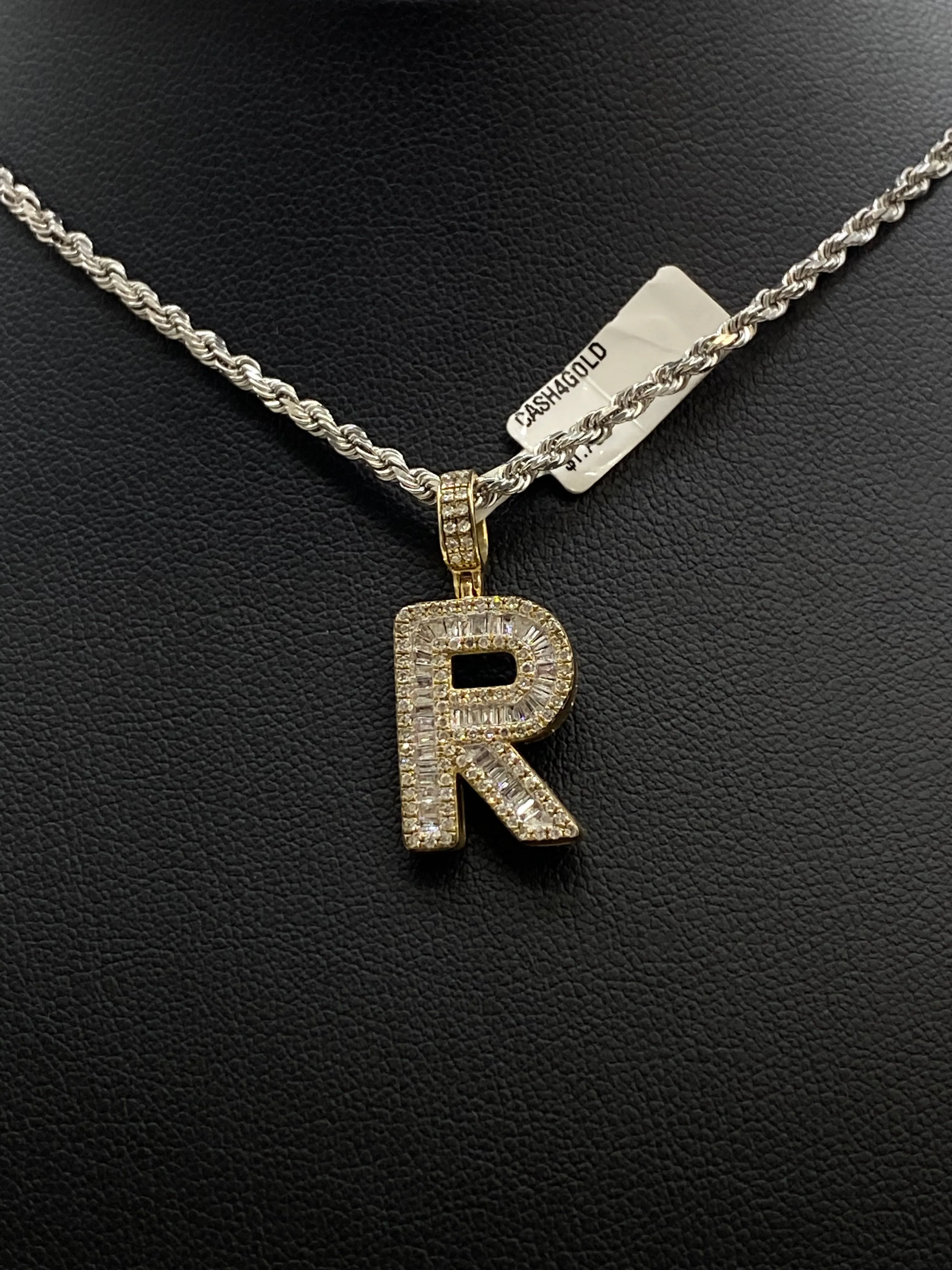 Letter R Pendant 10K Yellow Gold With Diamond / 4.3gr