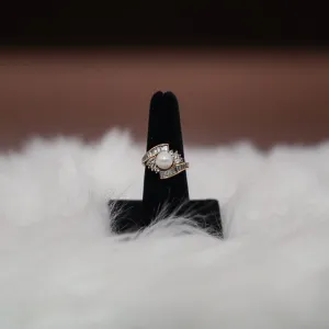 Pearl Ring 10K Yellow Gold With Diamonds / 4.6gr / Size 7.5